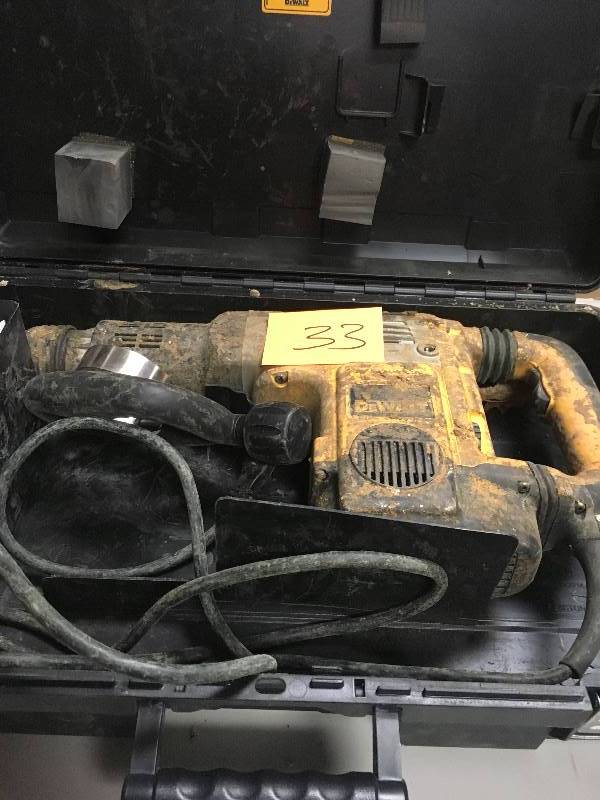 lot 33 image: DeWalt SDS Max Chipping Hammer - D25891 used in working condition