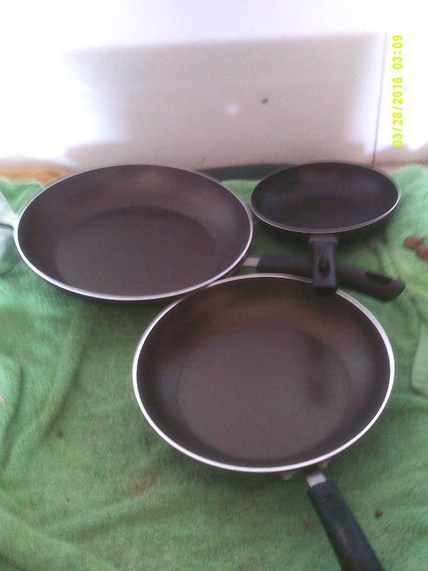 SET OF TEFLON PANS