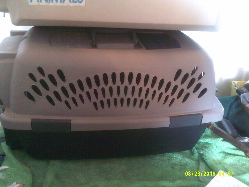 2 SMALLER POTRABLE PET CARRIERS