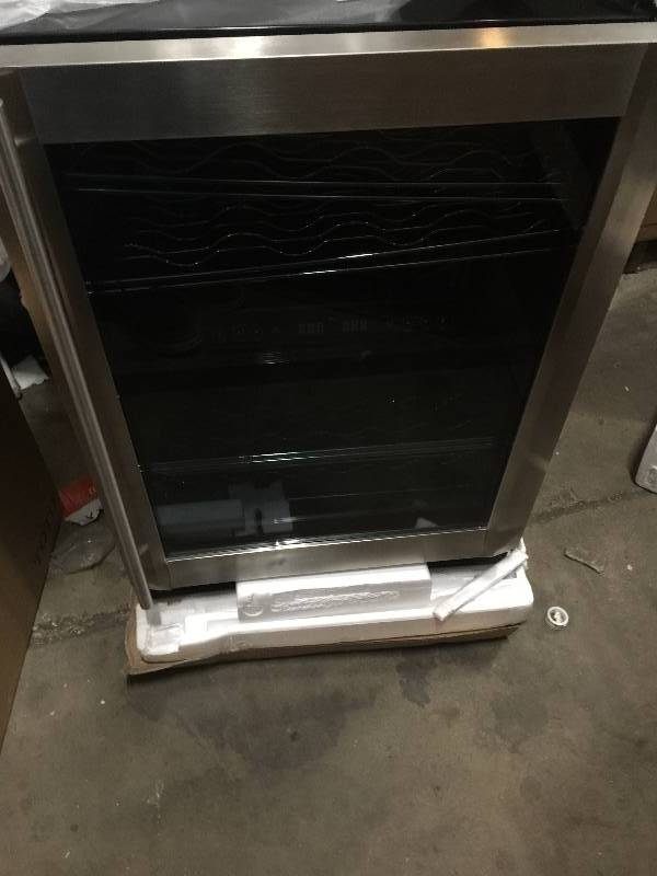 Magic Chef 16-Bottle  77 Can Dual-Zone Wine and Beverage Cooler whit small dent on the back  top corned not used