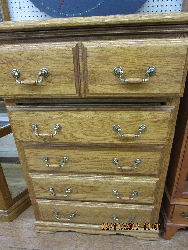 lot 27 image: 5 Drawer Dresser American Heirloom Made in the USA