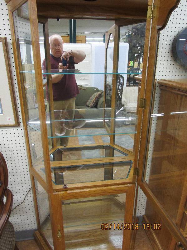 lot 28 image: Curio Cabinet lighted beautiful