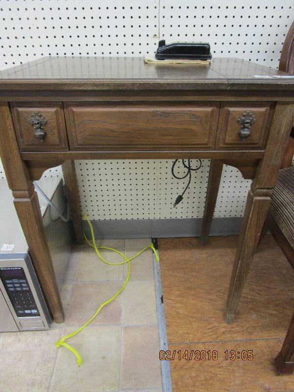 lot 30 image: Singer Sewing Machine