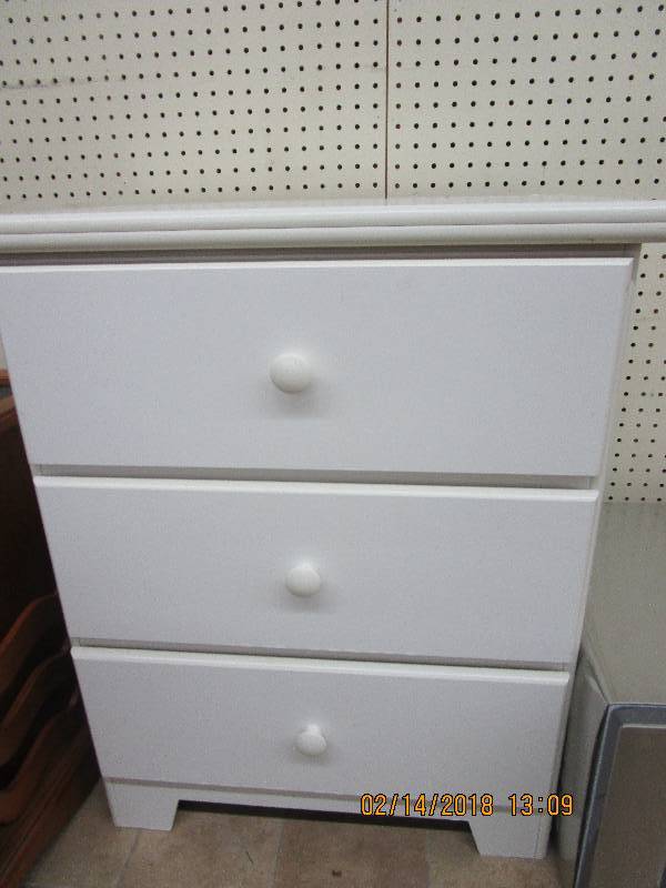 lot 32 image: 3 Drawer White Dresser