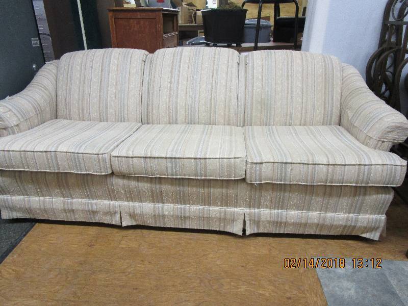 lot 34 image: Mastercraft Sofa Couch Clean