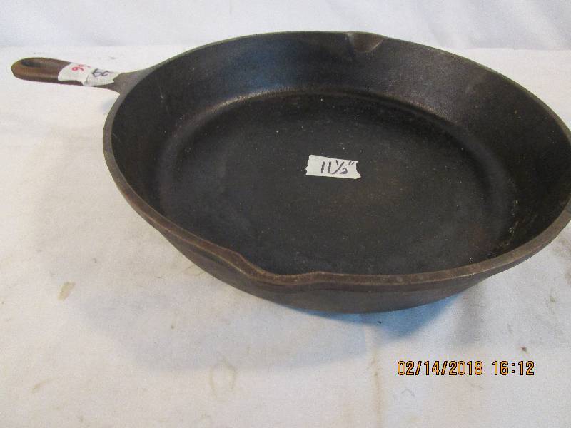 lot 66 image: Lodge Cast Iron Fry Pan 11 12