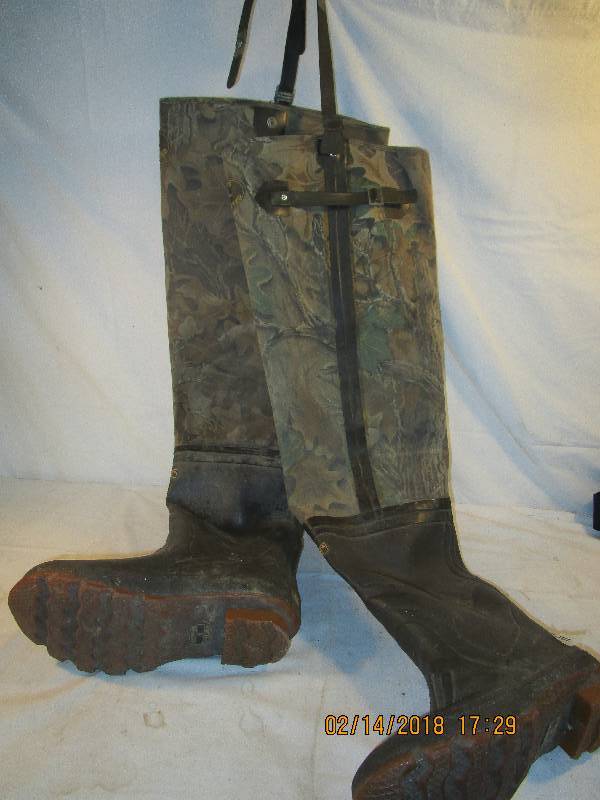 lot 71 image: Waders Size Mens 8 Said no holes