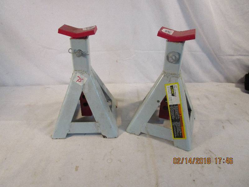 lot 75 image: 2 Ton Jack stands