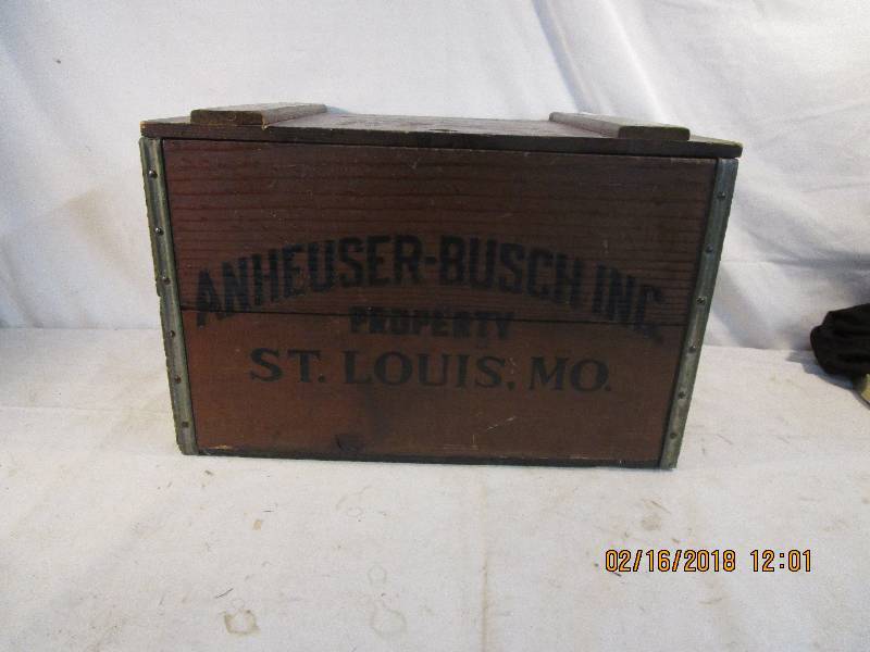 lot 105 image: 1976 Anheuser-Busch  Inc Box with Lid and Handles