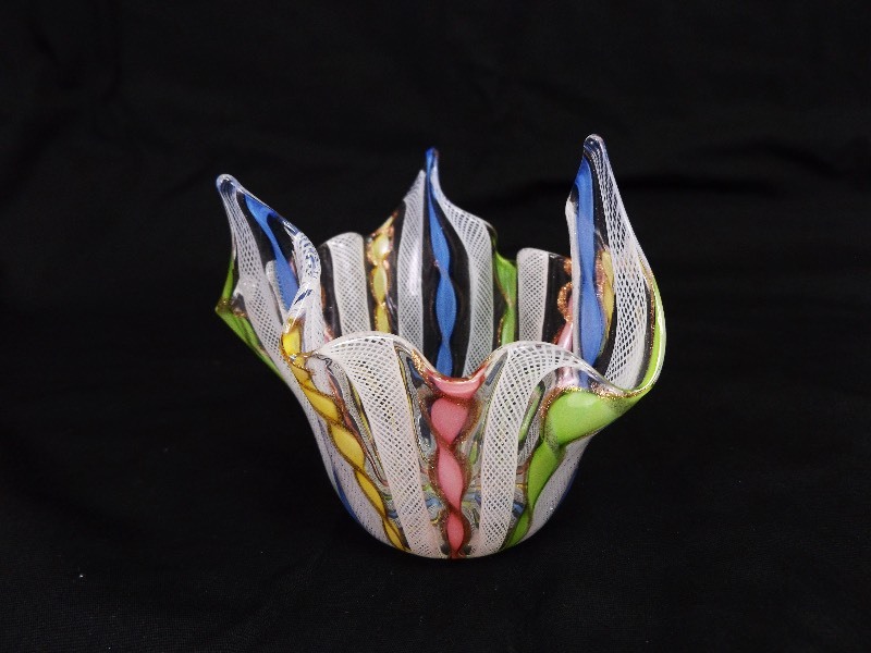 lot 15 image: Vintage Murano&nbspLatticino Handkerchief Glass Dish