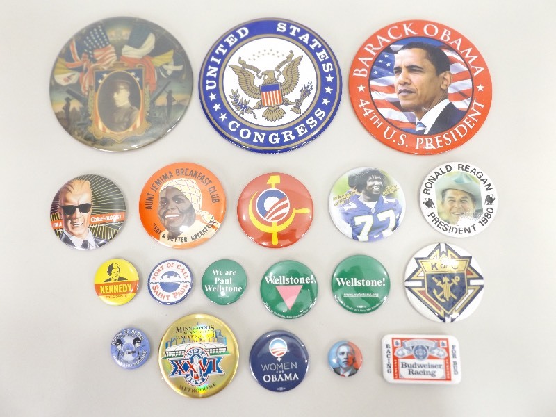lot 27 image: Lot of Vintage Pinbacks