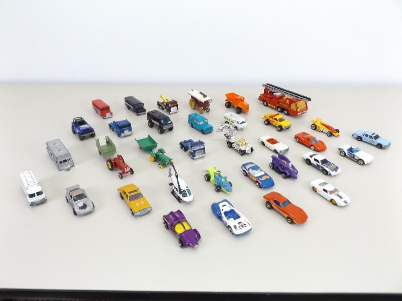 lot 28 image: Lot of Vintage Loose Hot Wheels, Matchbox, etc. Cars