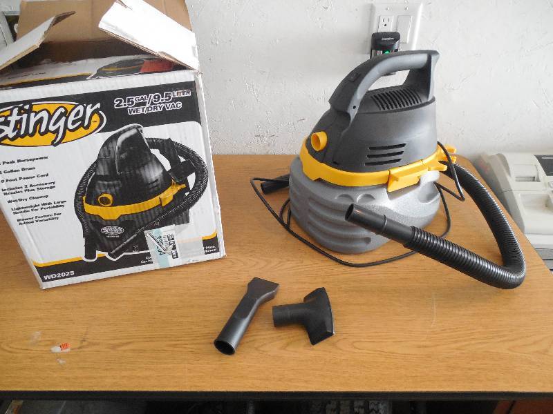 lot 11 image: Stinger 2.5 gal. 1.75-Peak HP Compact Wet Dry Vac