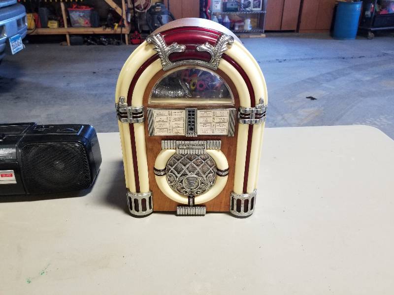 lot 4 image: Tower Fan, Philips CD Player, A Juke Box Radio, and Panasonic cassette radio and a stand up fan