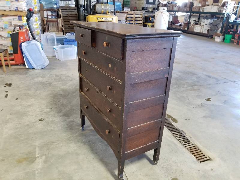lot 11 image: VintageAntique Dresser