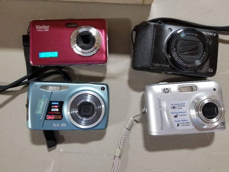 lot 18 image: Set of Digital Cameras, and Older Vintage Style Cameras