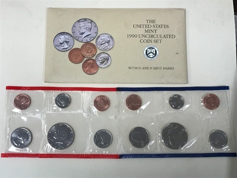 lot 32 image: 1990 P&D Mint Uncirculated Coin Set...