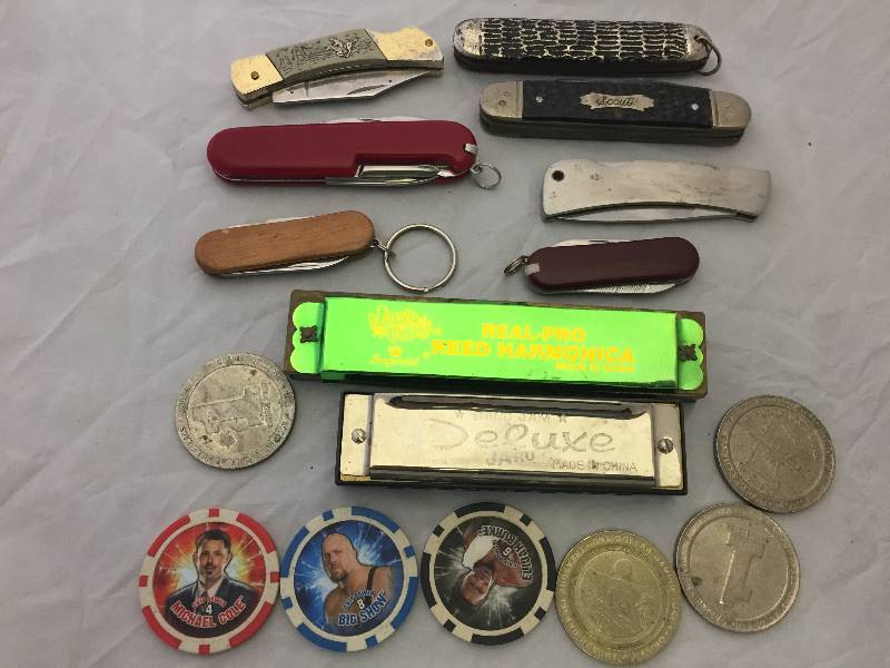 lot 6 image: Knives, Harmonicas & Casino Chips Tokens