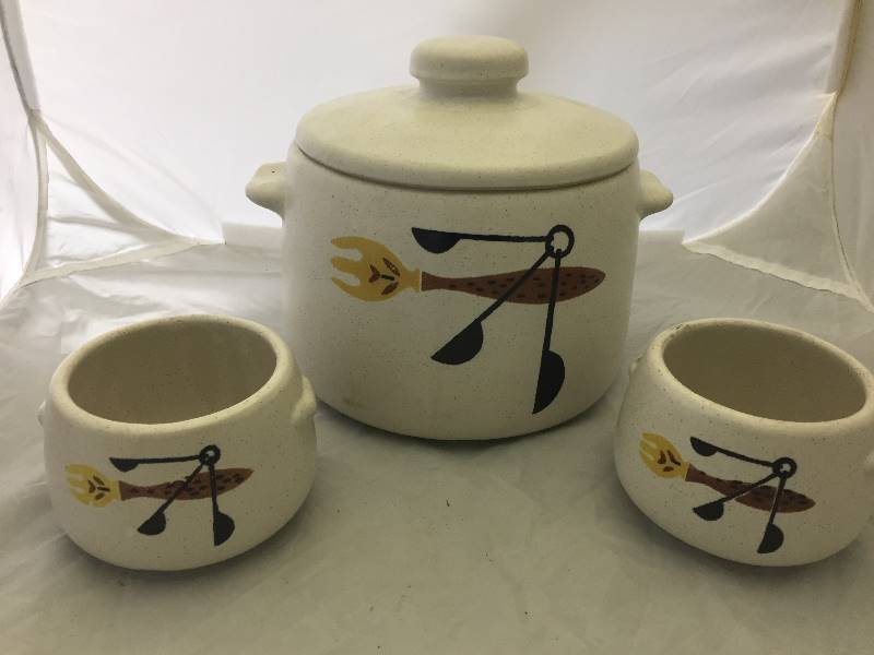 lot 20 image: West Bend Soup Bean Pot Crocks