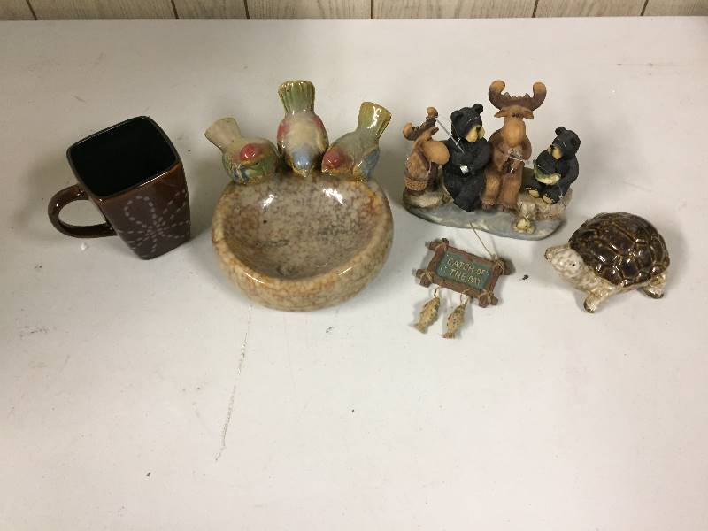 lot 31 image: Pottery Dcor - Birds, Bears, Turtles