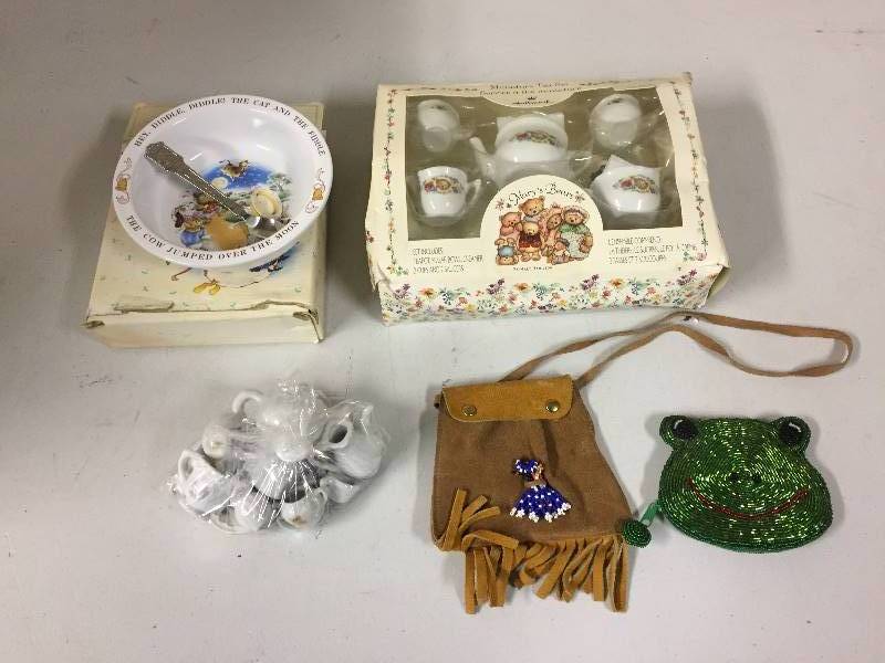 lot 30 image: Childrens Teasets & Coin Purses