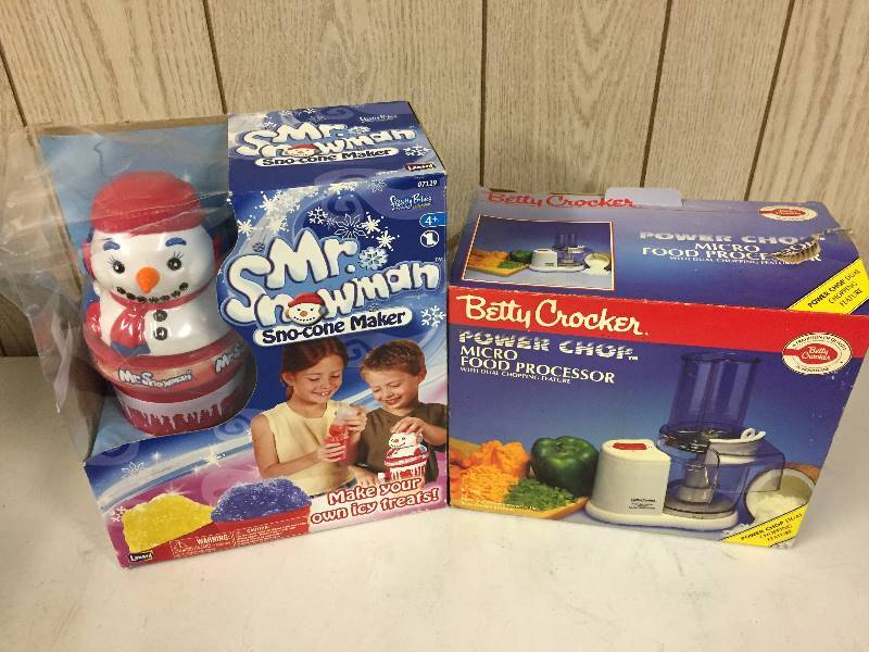 lot 47 image: Mr Snowman Sno-Cone Maker & Betty Crocker Food Processor