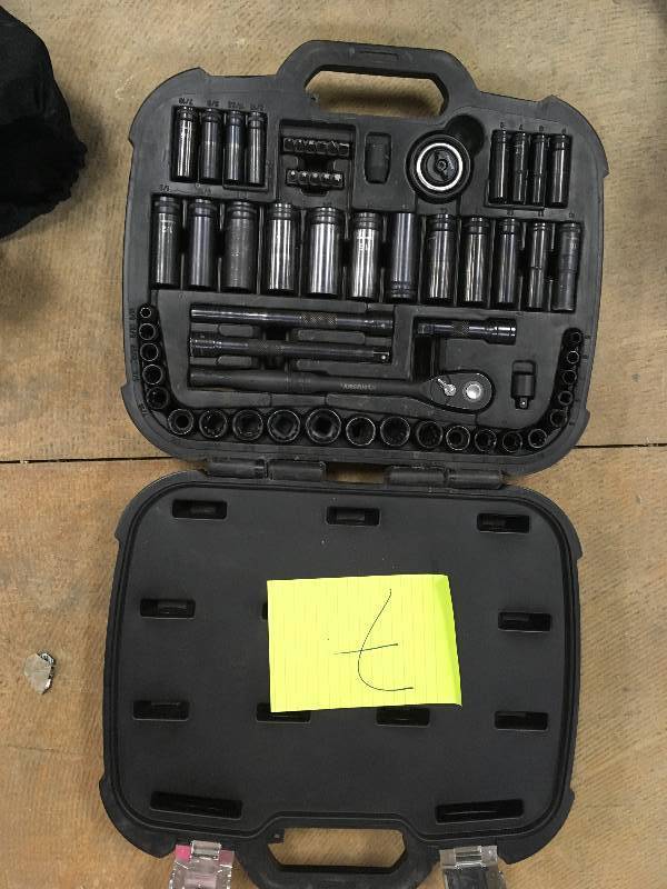 Husky 38 in. Drive 100-position  Universal SAE and metric Mechanics tool set 60-piece used but in working condition