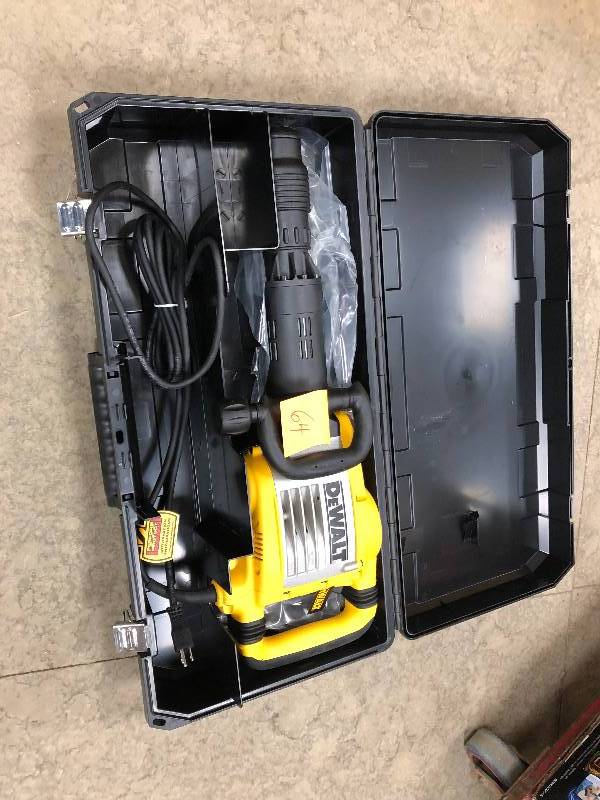 DEWALT 15 Amp 34 in. Heavy Duty Hex Demolition Hammer Kit with SHOCKS - Active Vibration Control in like new working conditions