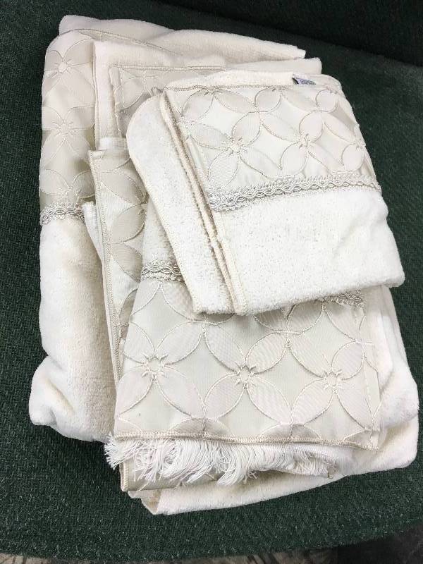 lot 8 image: Floral Grid 4 Pc Towel Set Ivory