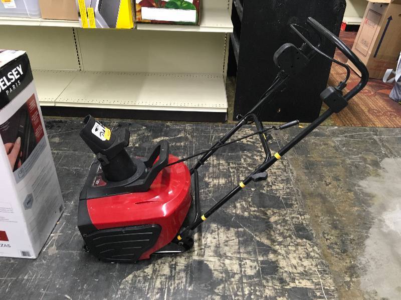 lot 48 image: 18 CUT SNOW THROWER