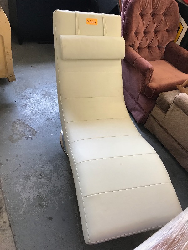 CHAISE LOUNGE CHAIR