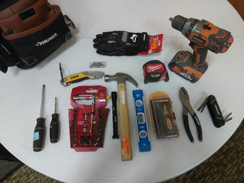 lot 29 image: Husky toolbag package (assorted hardware tools)