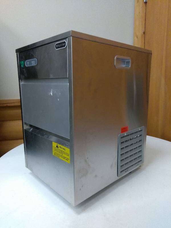 lot 36 image: Whynter 44 lb. Freestanding Ice Maker in Stainless Steel