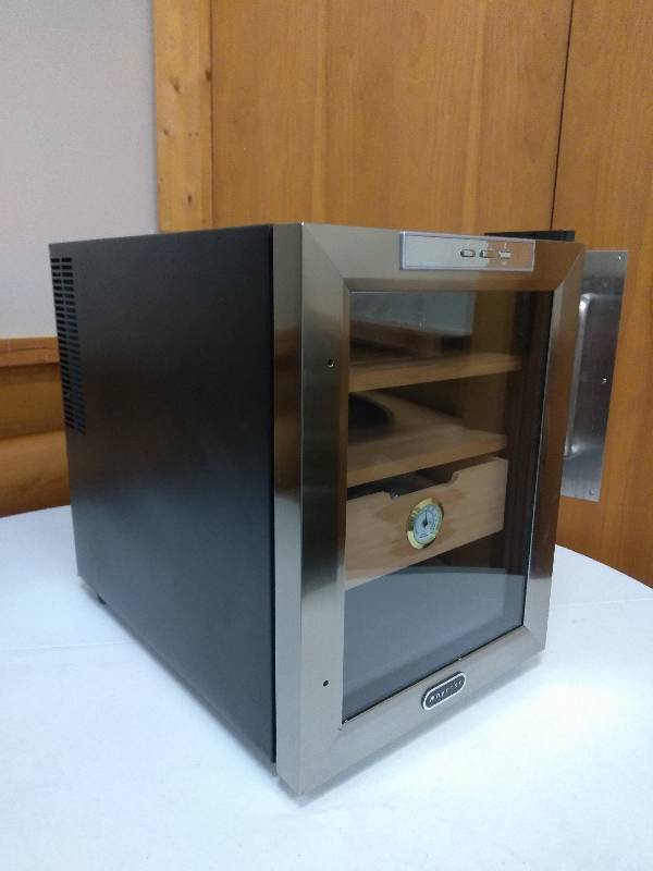 lot 37 image: Whynter Stainless Steel 1.2 cu. ft. Cigar Cooler Humidor