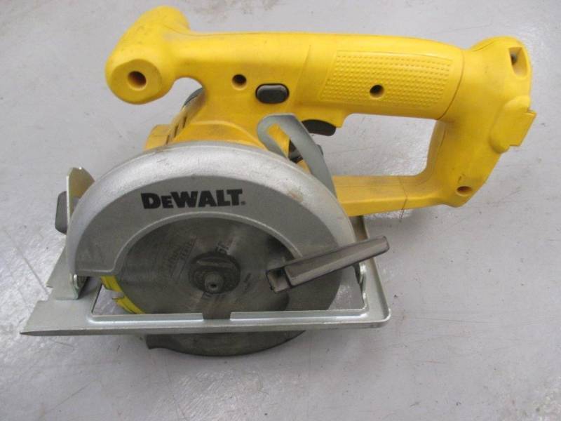lot 20 image: Dewalt 14.4v Trim Saw