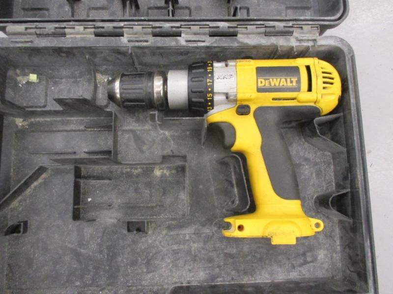 lot 13 image: Dewalt 12v Drill