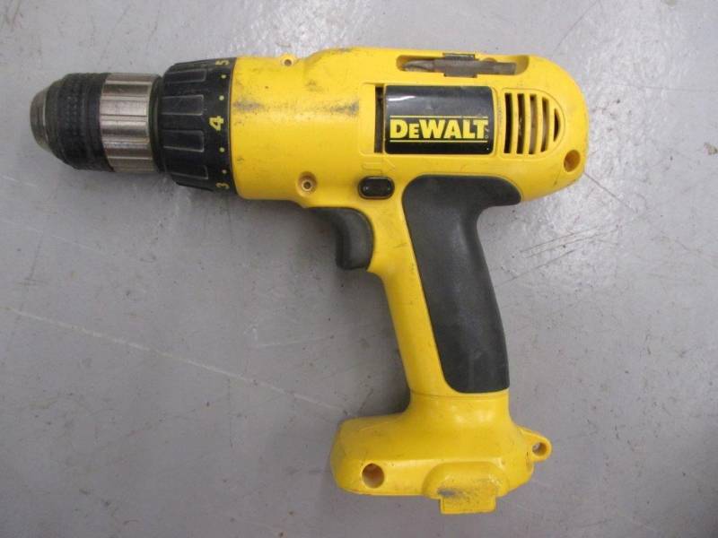 lot 28 image: Dewalt 12v 38 Drill