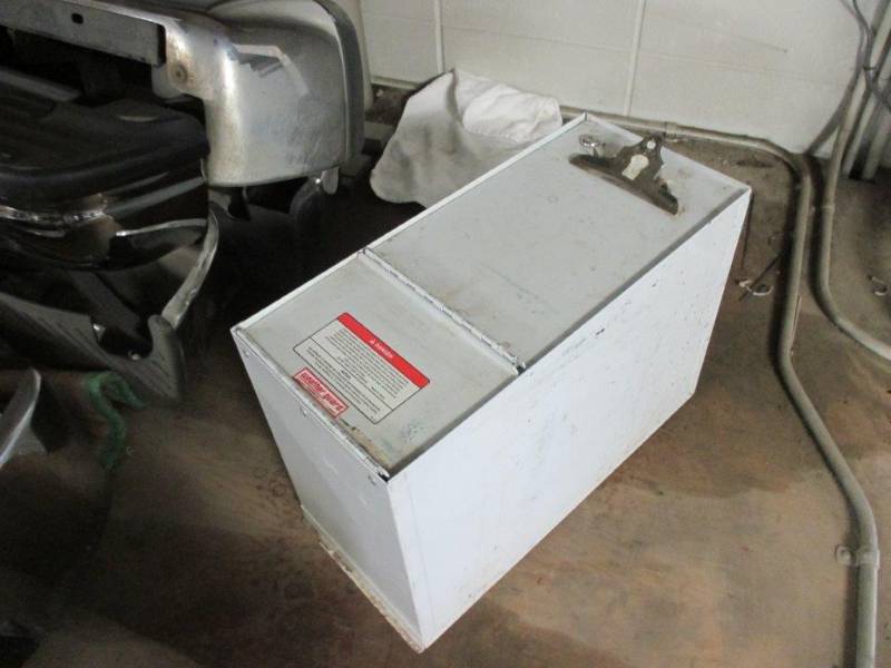 lot 33 image: Weather Guard Van Cube File wo KeysBase