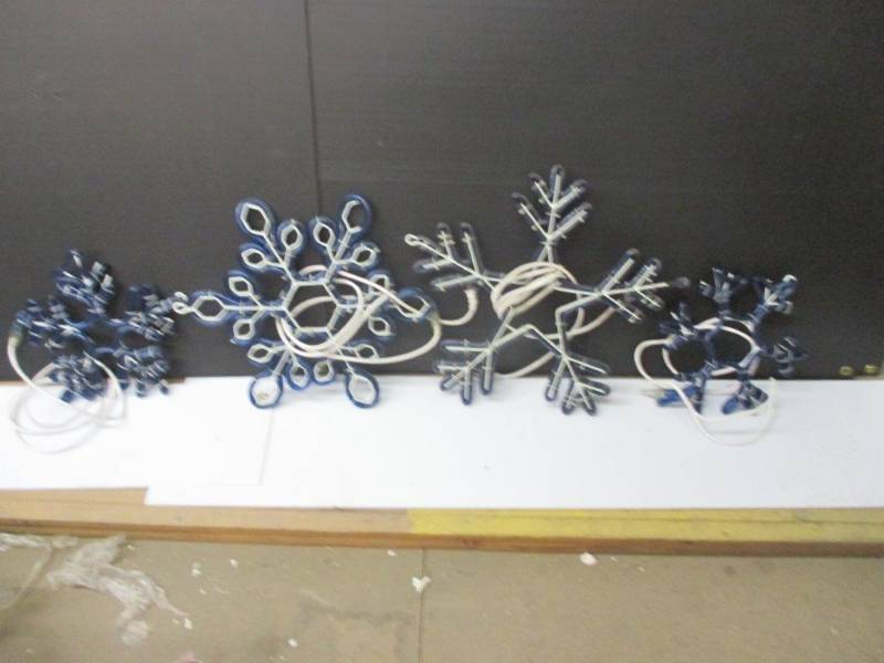 lot 39 image: Lot of 4 Lighted Snowflakes