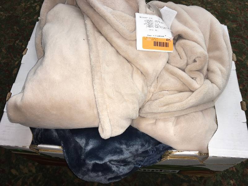 lot 479 image: CHARISMA KING BLANKET, MSRP $15.99