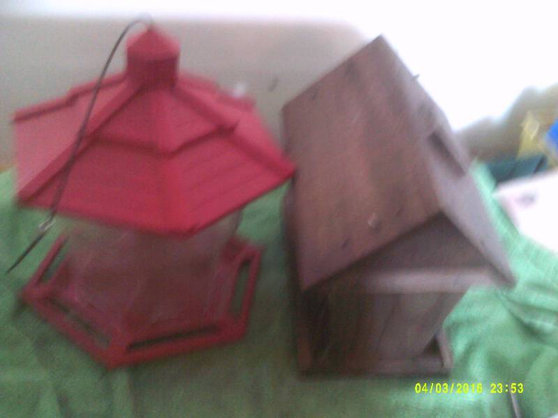 2 BIRD HOUSES