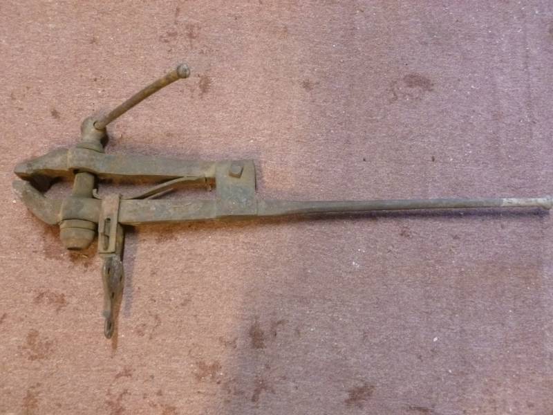 lot 76 image: Antique Post Vise