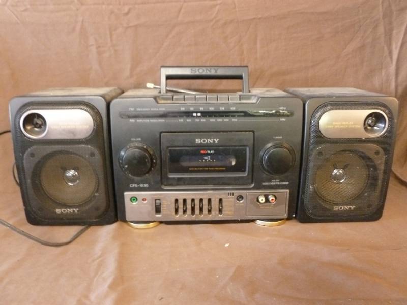 lot 114 image: Sony Shelf Radio