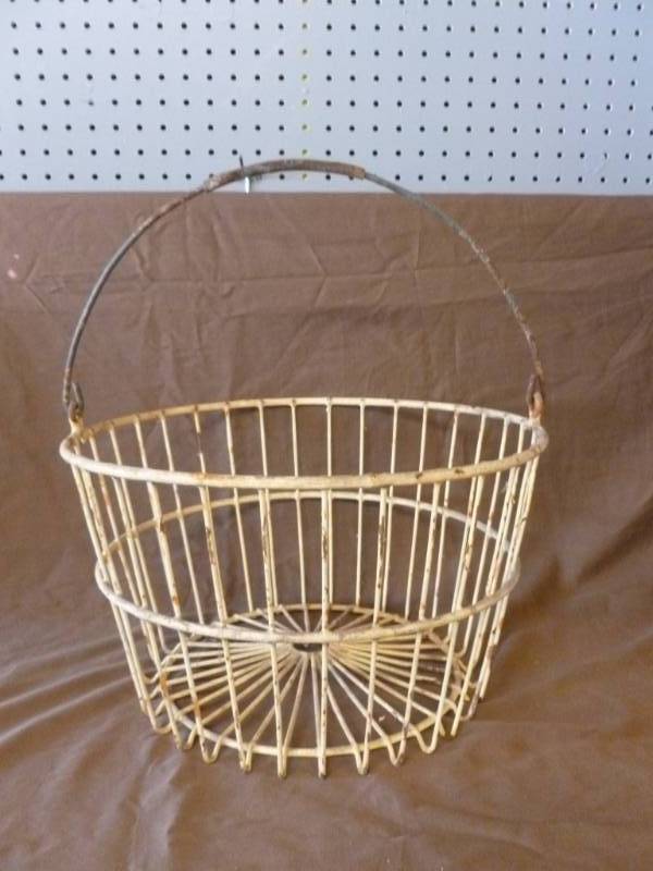 lot 117 image: Vintage Egg Basket