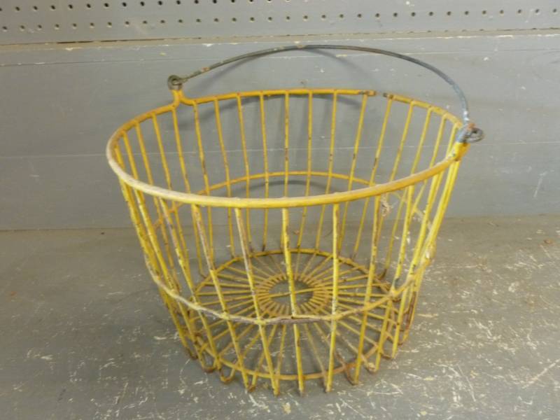 lot 185 image: Vintage Egg Basket