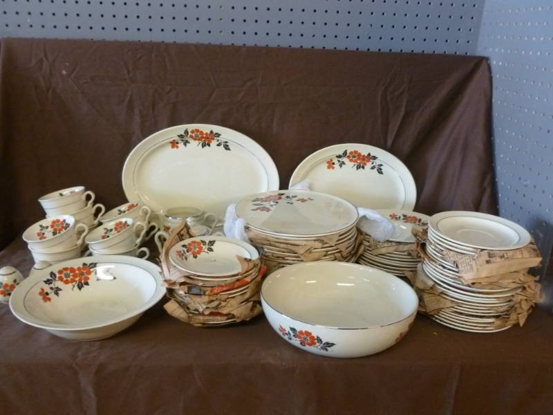 lot 186 image: Vintage Hall China Set