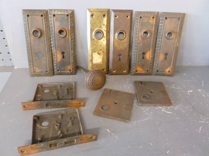 lot 200 image: Vintage Door Hardware