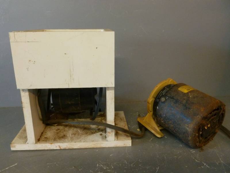 lot 219 image: Small Electric Motor