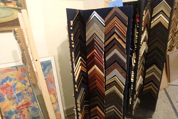 lot 80 image: Revolving DisplayRack