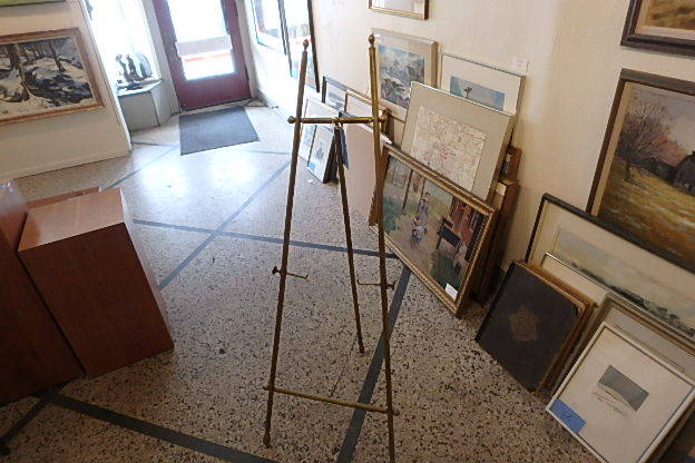 lot 88 image: Large Brass Easel